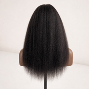 Rückansicht der HUGYOO Perücke Natural Black Kinky Straight mit Newborn Hairline.