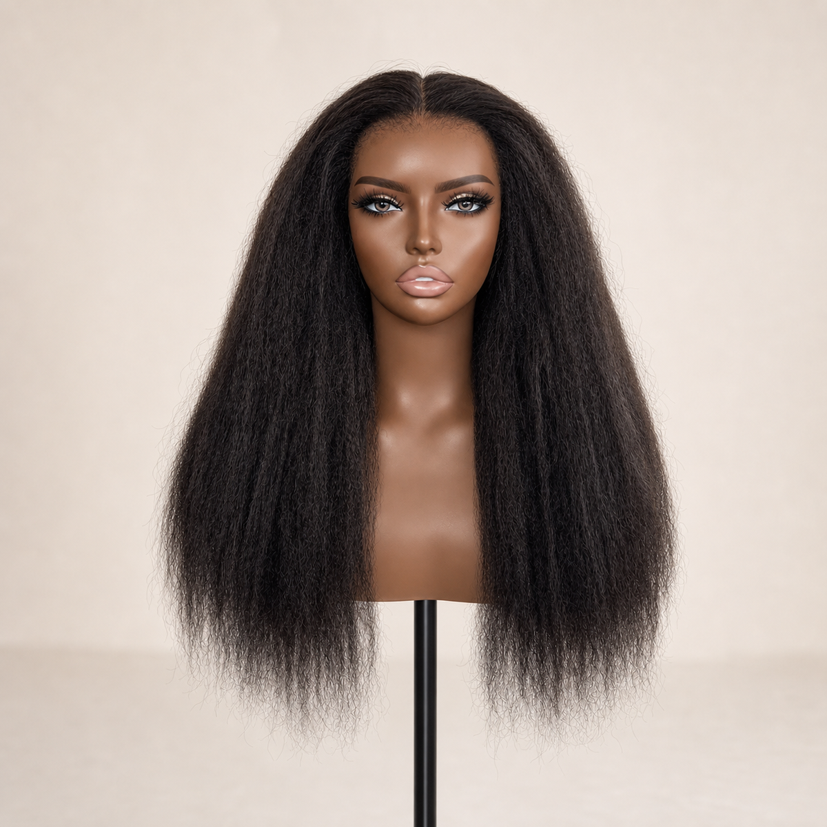 Vorderansicht der HUGYOO Perücke Natural Black Kinky Straight mit Newborn Hairline.