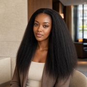 Alltagsansicht der HUGYOO Perücke Natural Black Kinky Straight mit Newborn Hairline.