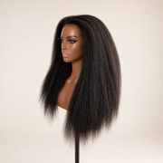 Seitenansicht der HUGYOO Perücke Natural Black Kinky Straight mit Newborn Hairline.