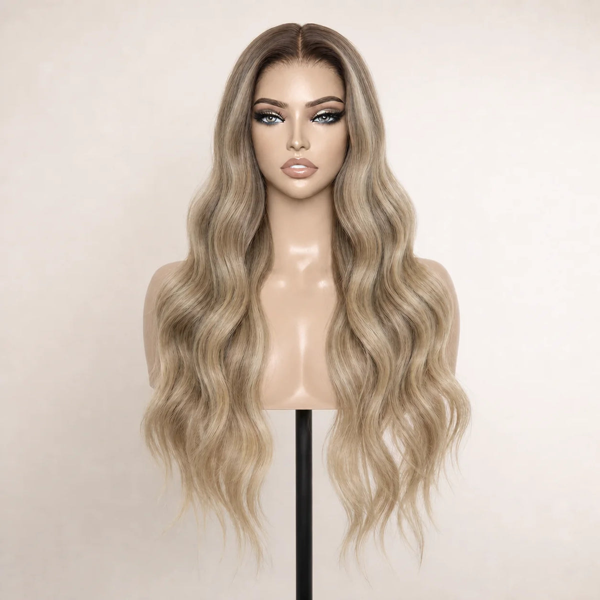 Vorderansicht der HUGYOO Echthaarperücke „Dark Root Ash Blonde Loose Wave“ für Halt ohne Kleber auf einem Perückenkopf.