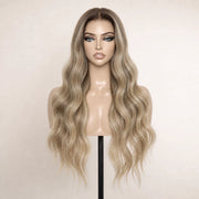 Vorderansicht der HUGYOO Echthaarperücke „Dark Root Ash Blonde Loose Wave“ für Halt ohne Kleber auf einem Perückenkopf.