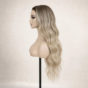 Seitenansicht der HUGYOO Echthaarperücke „Dark Root Ash Blonde Loose Wave“ für Halt ohne Kleber auf einem Perückenkopf.