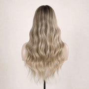 Rückansicht der HUGYOO Echthaarperücke „Dark Root Ash Blonde Loose Wave“ für Halt ohne Kleber, die ihre Länge und Textur zeigt.