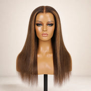 Vorderansicht der HUGYOO Echthaarperücke „Brown Highlights Silky Straight“ für Halt ohne Kleber auf einem Perückenkopf.