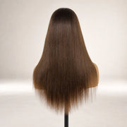 Rückansicht der HUGYOO Echthaarperücke „Brown Highlights Silky Straight“ für Halt ohne Kleber, die ihre Länge und Textur zeigt.