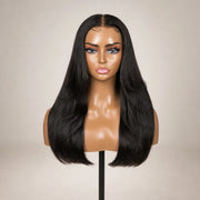 Vorderansicht der HUGYOO Echthaarperücke „Natural Black Layered Straight“ für Halt ohne Kleber auf einem Perückenkopf.