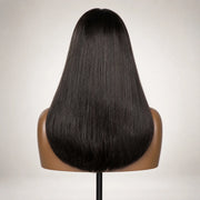 Rückansicht der HUGYOO Echthaarperücke „Natural Black Layered Straight“ für Halt ohne Kleber, die ihre Länge und Textur zeigt.