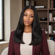Eine Frau trägt die HUGYOO Echthaarperücke „Natural Black Layered Straight“ für Halt ohne Kleber in einer Alltagsszene.