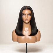 Vorderansicht der HUGYOO Echthaarperücke „Natural Black Bob“ für Halt ohne Kleber auf einem Perückenkopf.