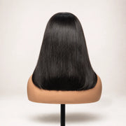 Rückansicht der HUGYOO Echthaarperücke „Natural Black Bob“ für Halt ohne Kleber, die ihre Länge und Textur zeigt.