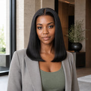 Eine Frau trägt die HUGYOO Echthaarperücke „Natural Black Bob“ für Halt ohne Kleber in einer Alltagsszene.