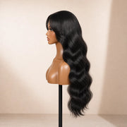 Seitenansicht der HUGYOO Echthaarperücke „Natural Black Loose Wave Curtain Bangs“ für Halt ohne Kleber auf einem Perückenkopf.