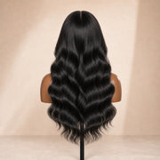 Rückansicht der HUGYOO Echthaarperücke „Natural Black Loose Wave Curtain Bangs“ für Halt ohne Kleber, die ihre Länge und Textur zeigt.